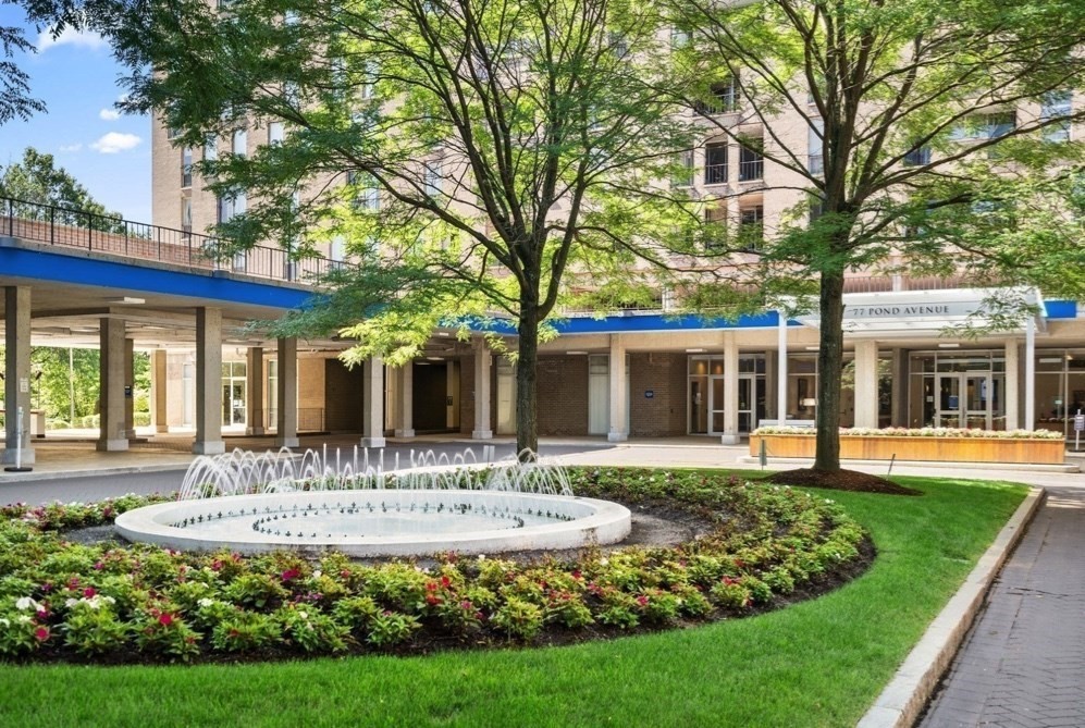 33 Pond Ave, Brookline