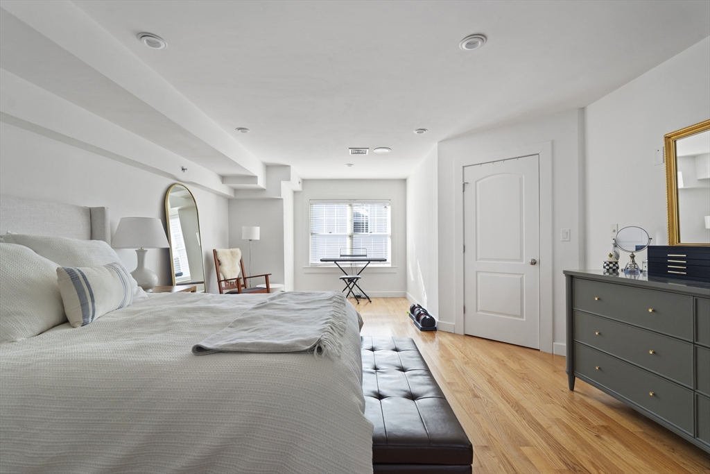 33 Middle St, South Boston