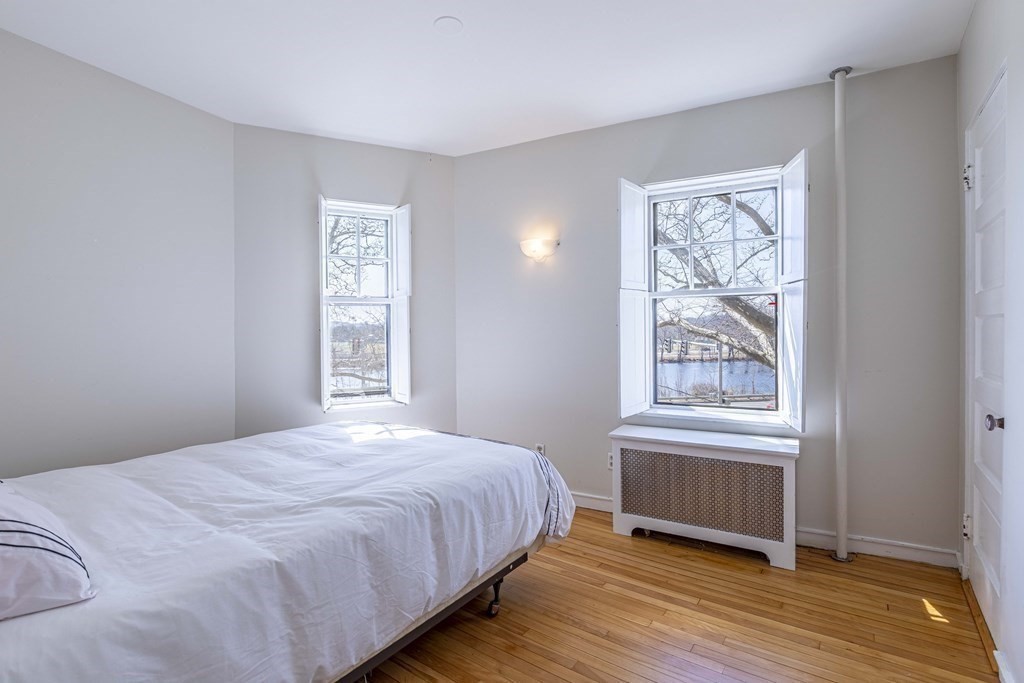 993 Memorial Dr, Cambridge