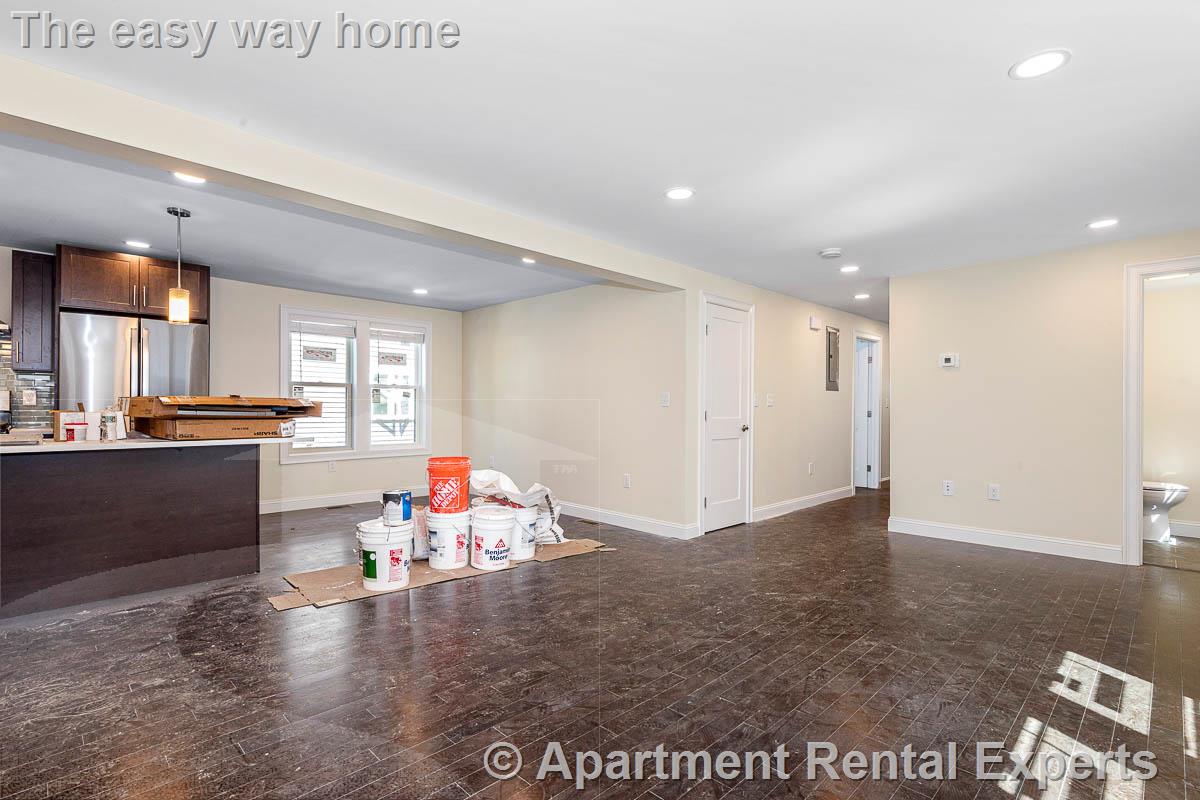 70-72 Stanley Ave, Tufts