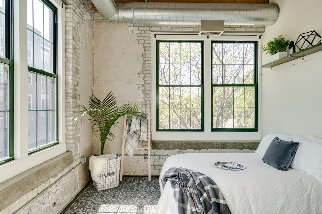 43 Charlton, Everett