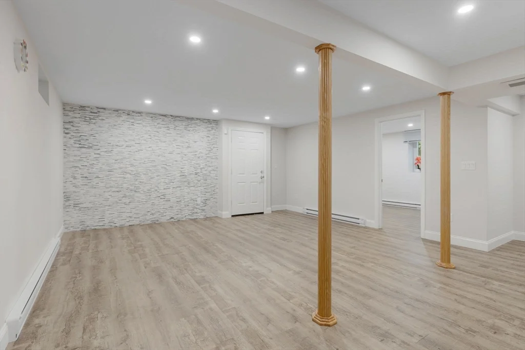 24 Carthay Cir, Newton Highlands