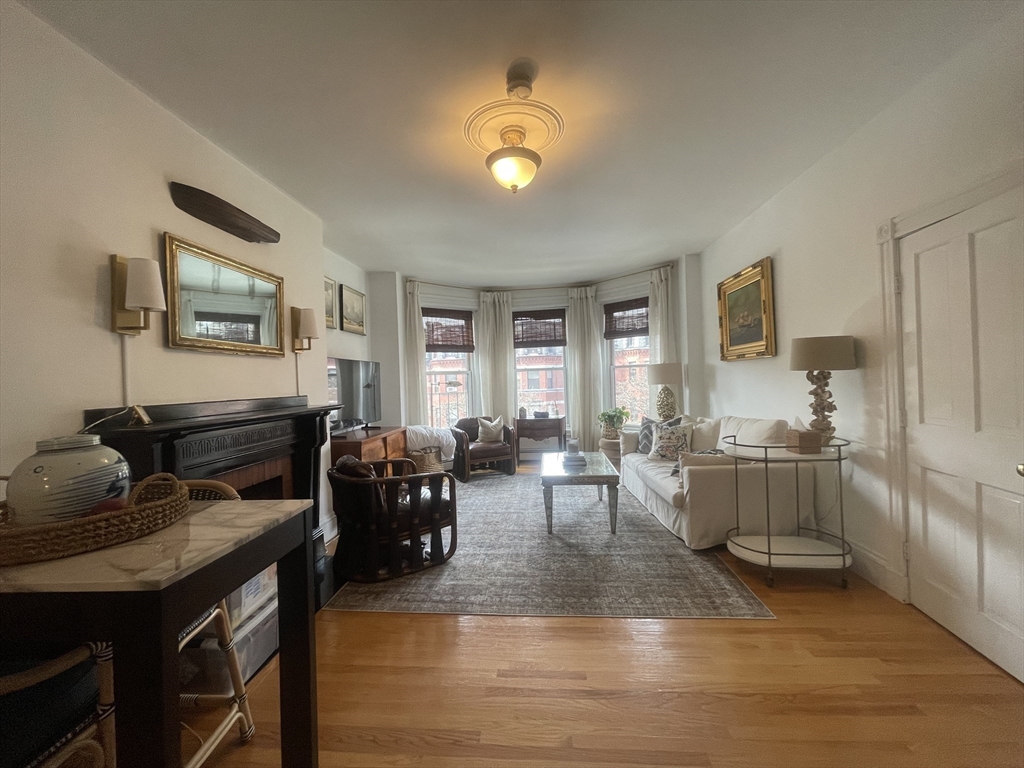 218 Newbury St, Back Bay