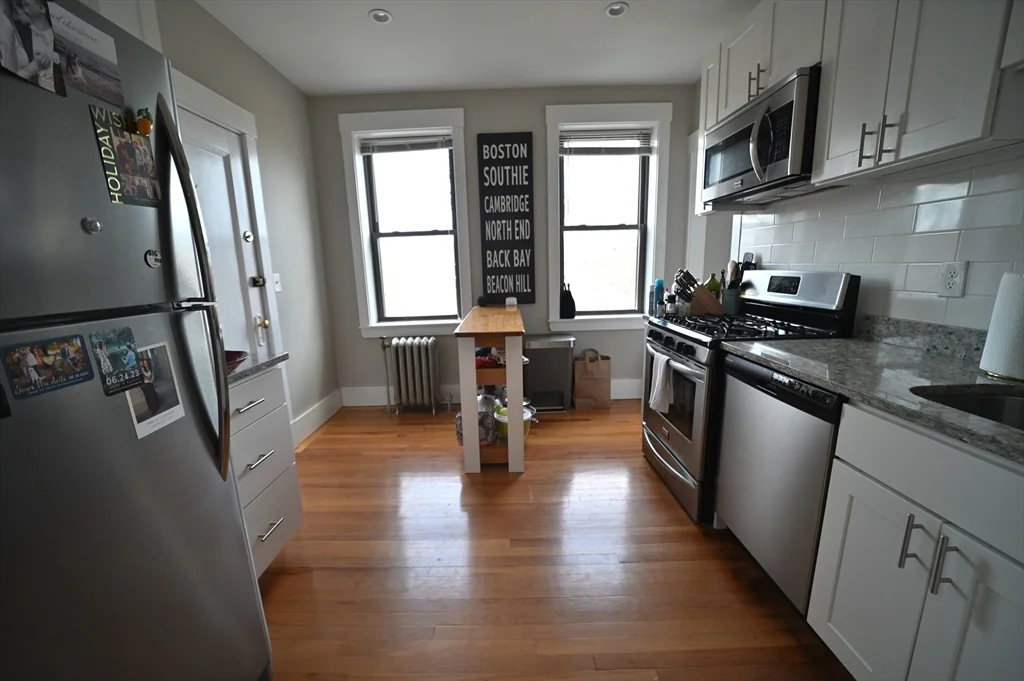 9 Greenway Ct, North Brookline