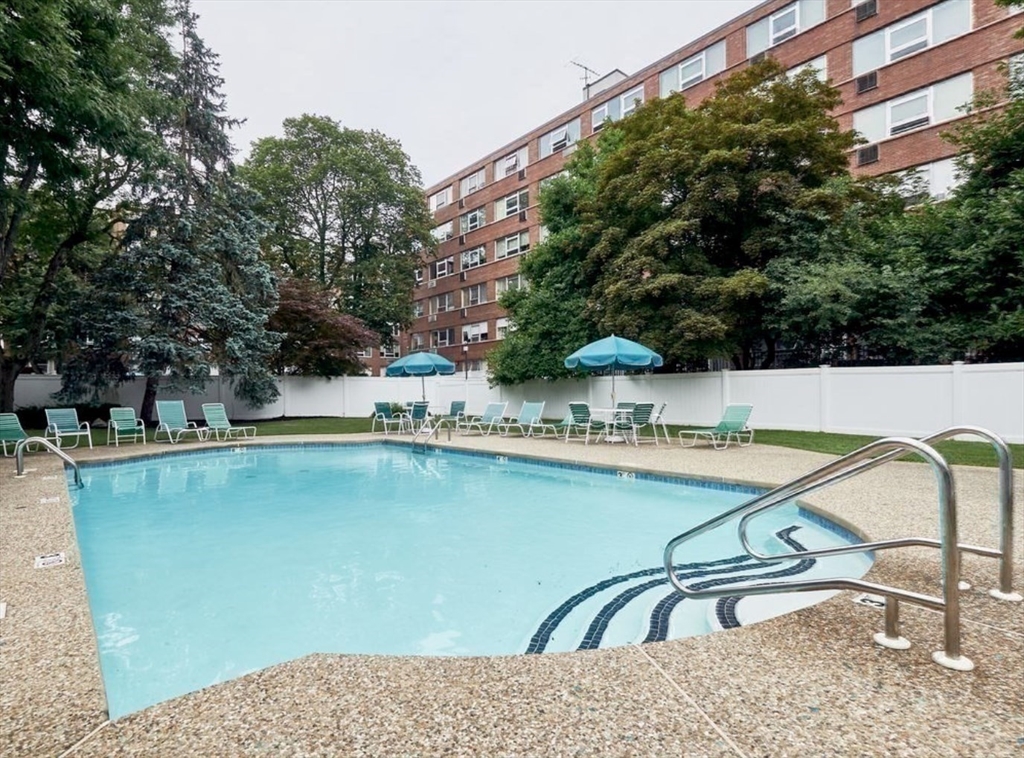 10 Hammond Pond Pkwa, Chestnut Hill