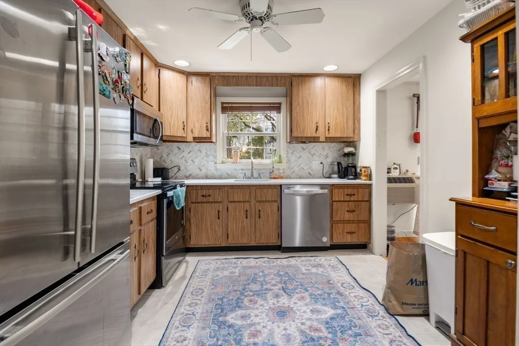 9 Town House Dr, Newtonville