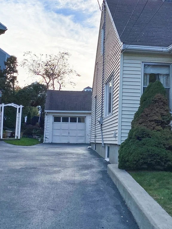 143 Shore Dr, Ten Hills