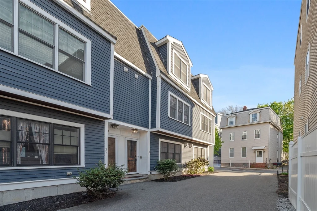 35 Middle St, South Boston