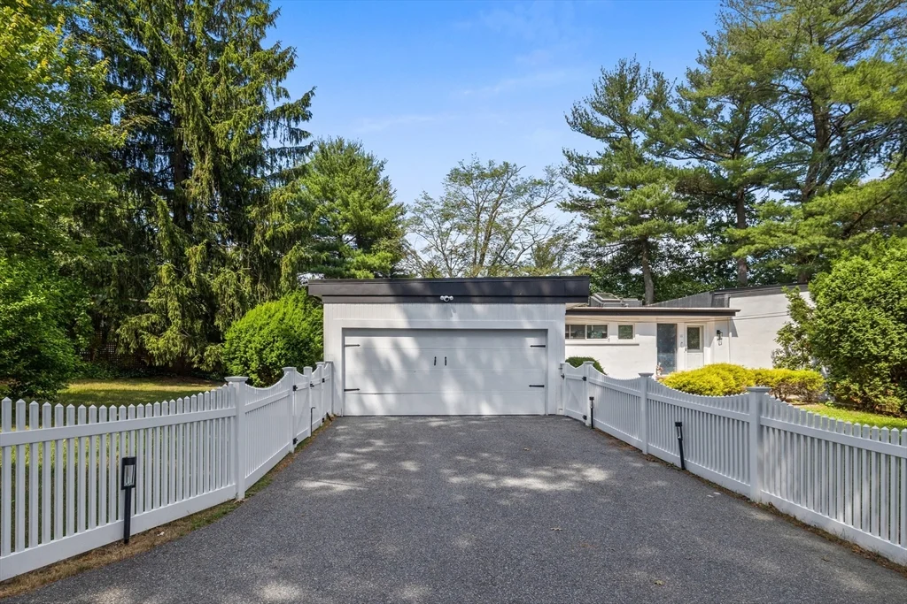 11 Patterson Rd, Lexington
