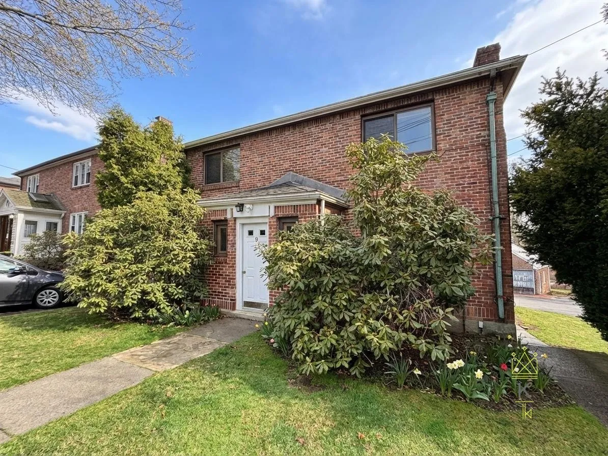 9 Reservoir Rd, Chestnut Hill