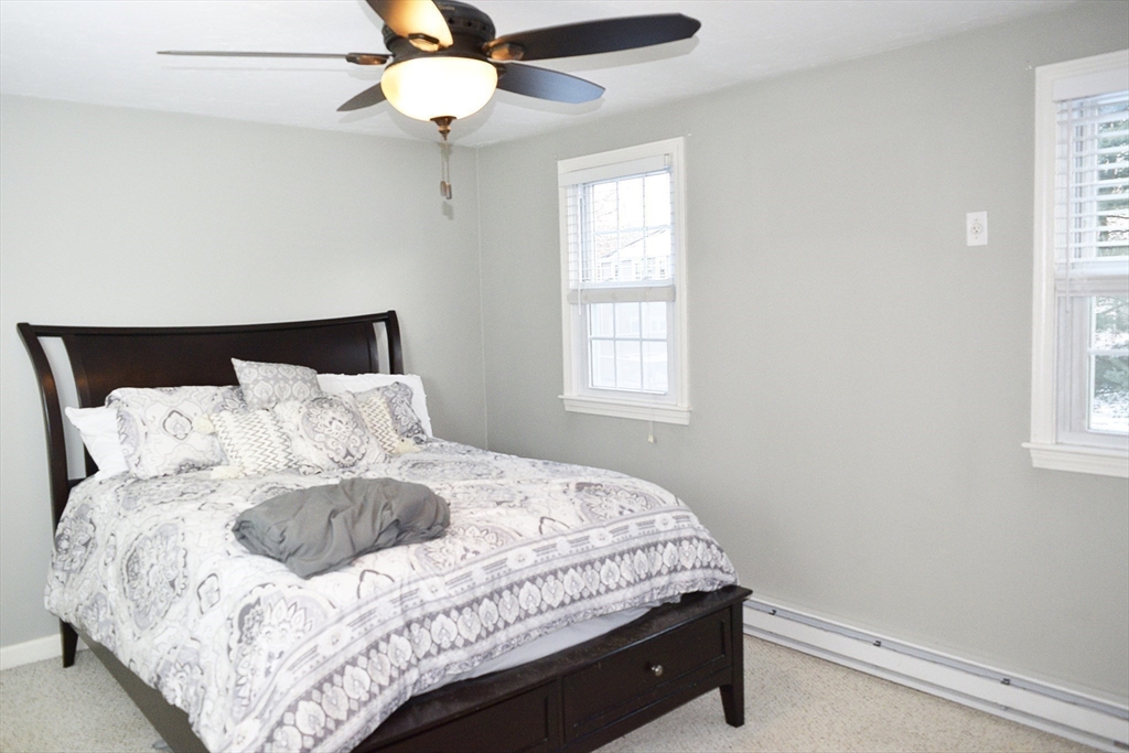 14 Meetinghouse Ln, Millbury