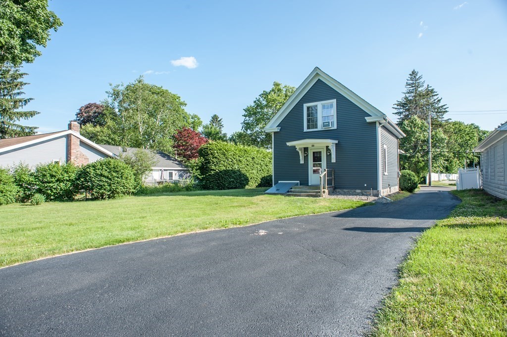 123 N Main St, Uxbridge