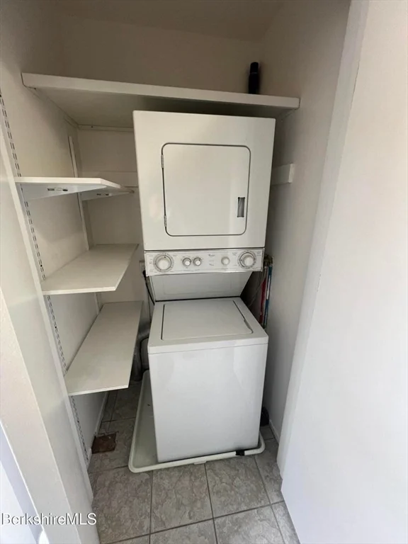 1 Rolling Hills, Lenox