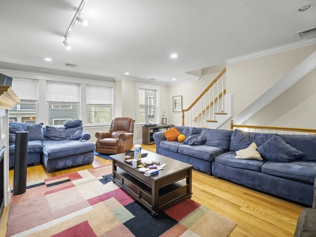 157 W 6th St, South Boston