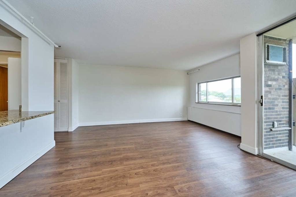 872 Massachusetts Ave, Riverside