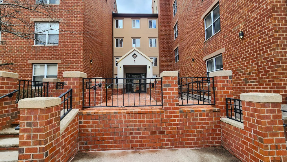 1 South Point Dr, Dorchester
