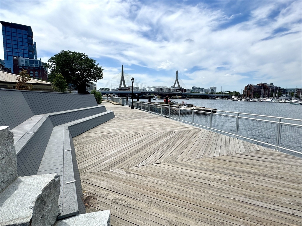 560 Commercial St, North End