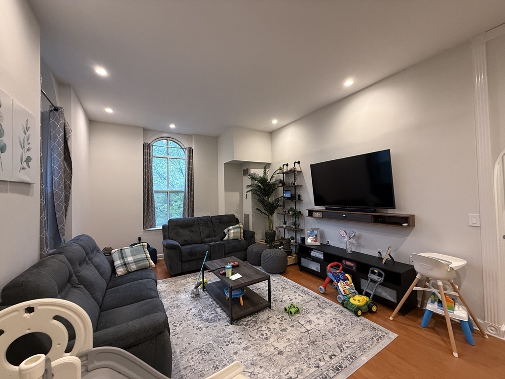 100 Captain's Row, Chelsea