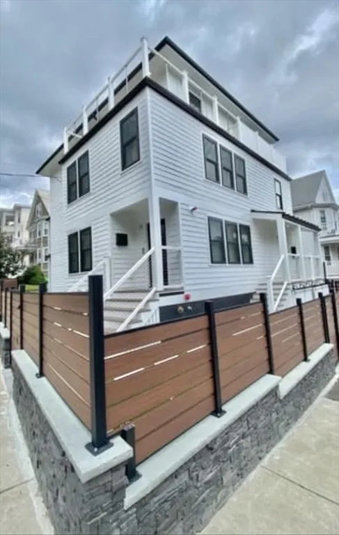 35 Hunnewell Ave, Oak Square