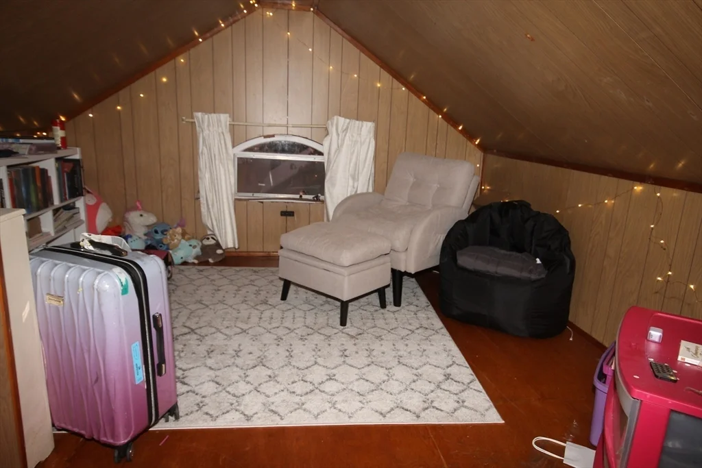 104 Saint James Ave, Holyoke