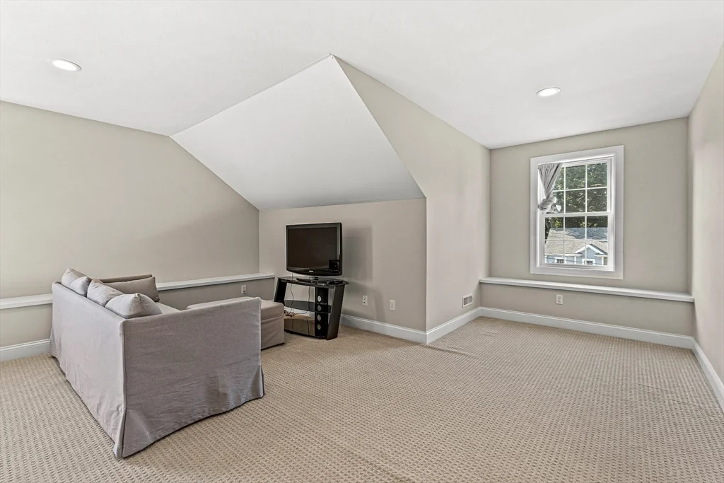 176 Washington St, Reading