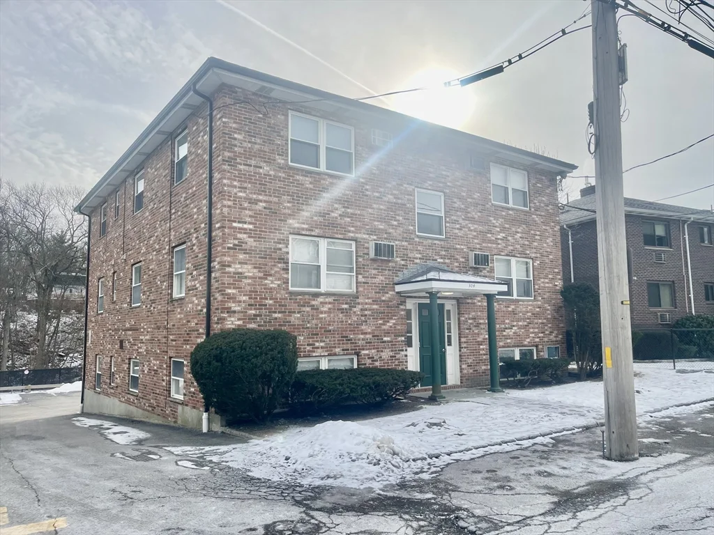 304 College Farm Rd, Waltham