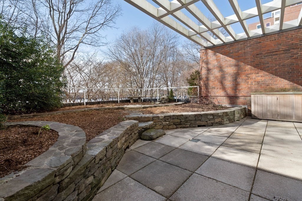 975 Memorial Dr, Harvard Square