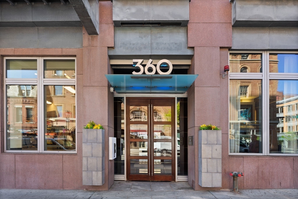 360 Newbury St, Back Bay