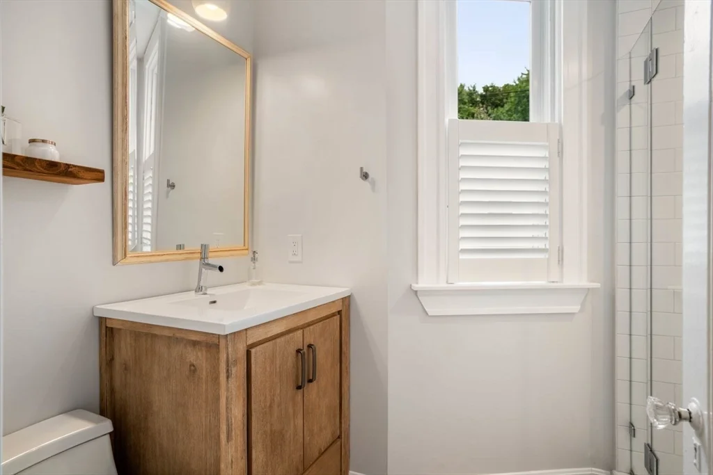 30 Oak St, Charlestown