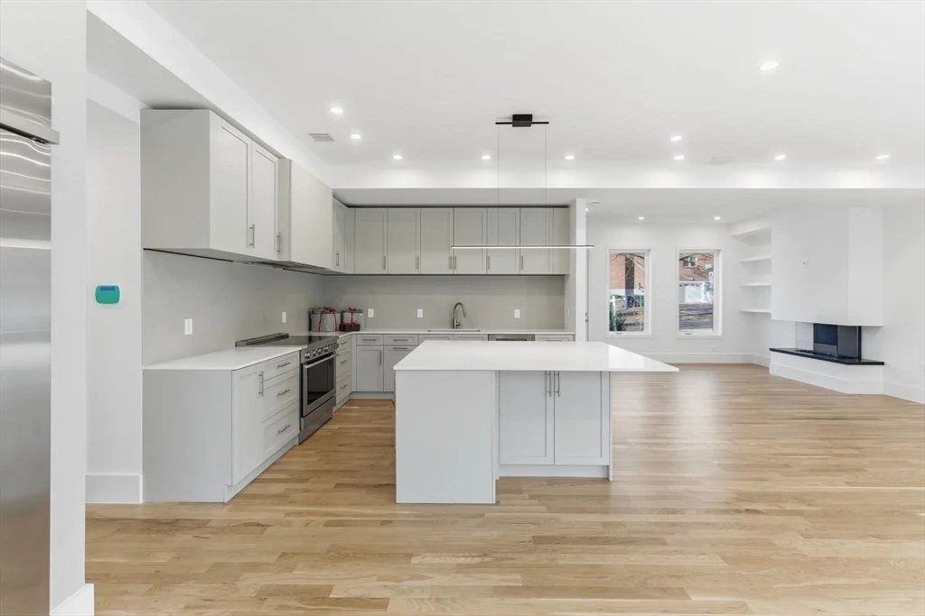 82 Louise Rd, Chestnut Hill