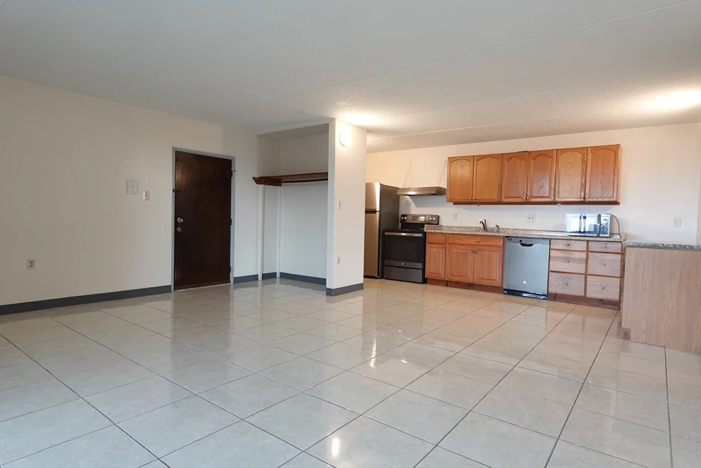 37 Skyline Dr, Braintree