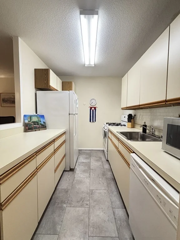 2 Hawthorne Pl, West End