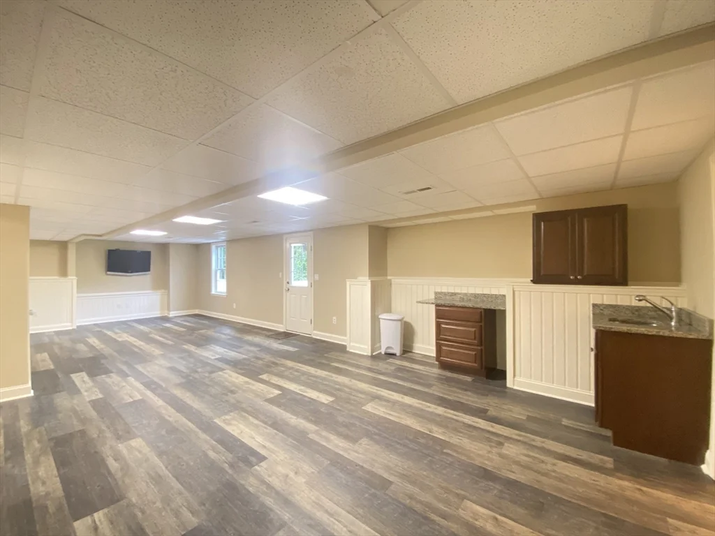 90 Cook Ln, Marlborough