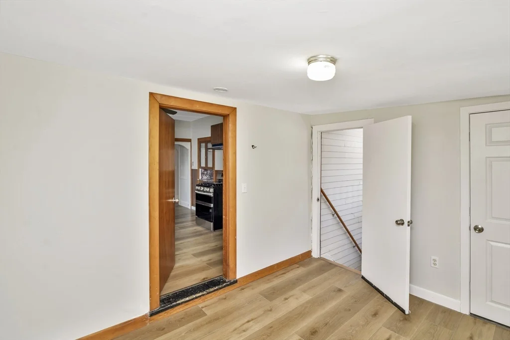 492 Metropolitan Ave, Hyde Park
