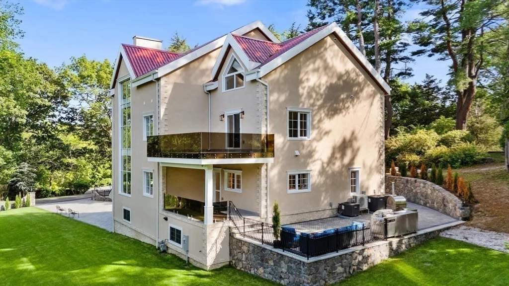 58 Chestnut St, Lynnfield