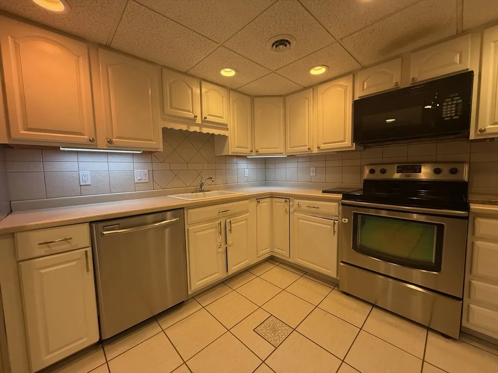 4 Shadowbrook Ln, Milford