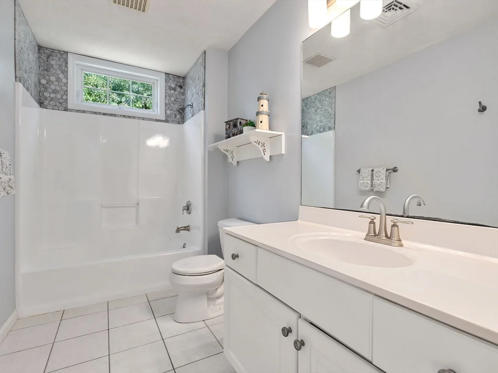 13 Breakneck Hill Rd, Hopkinton