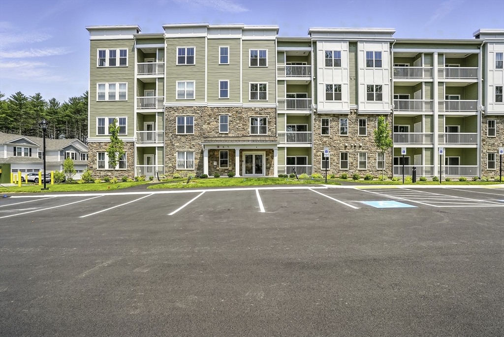 4 Winslow Ln, Grafton