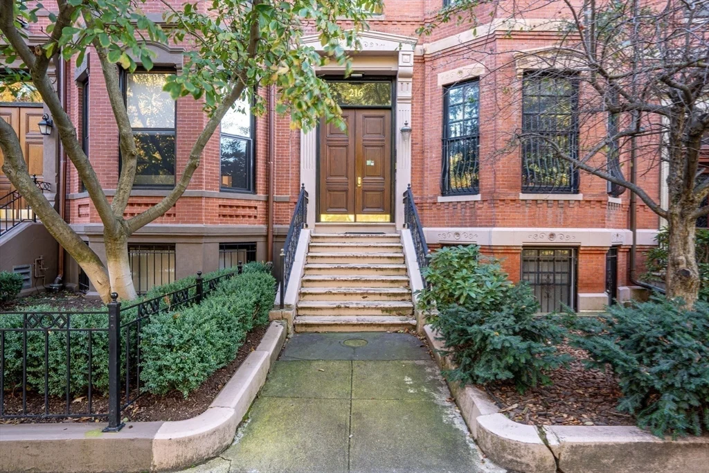216 Commonwealth Ave, Back Bay