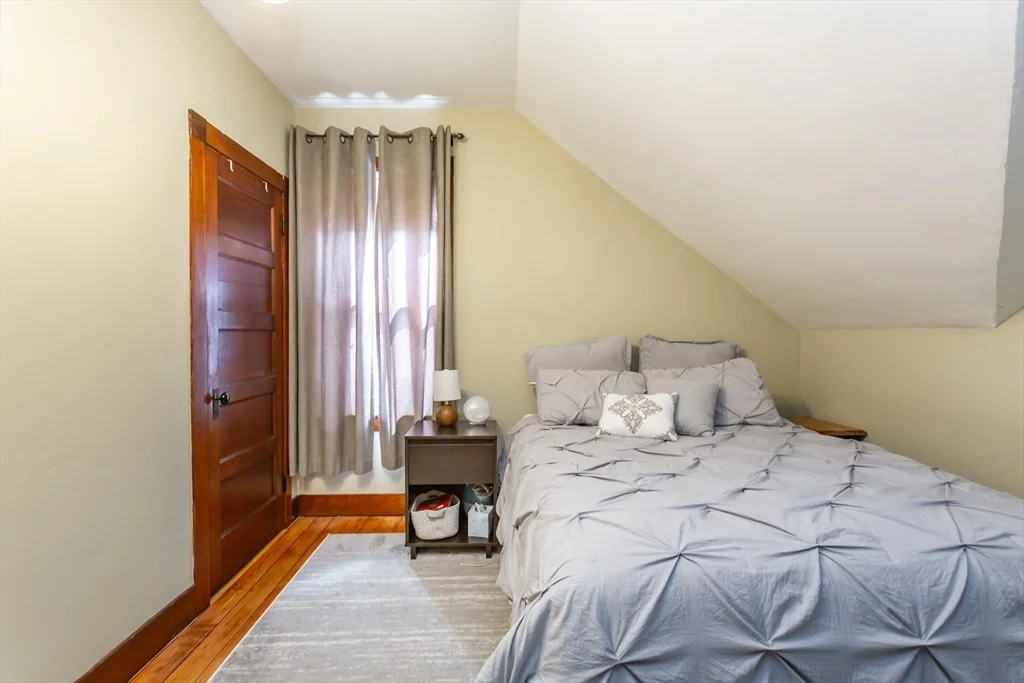 256 Maple St, Fall River