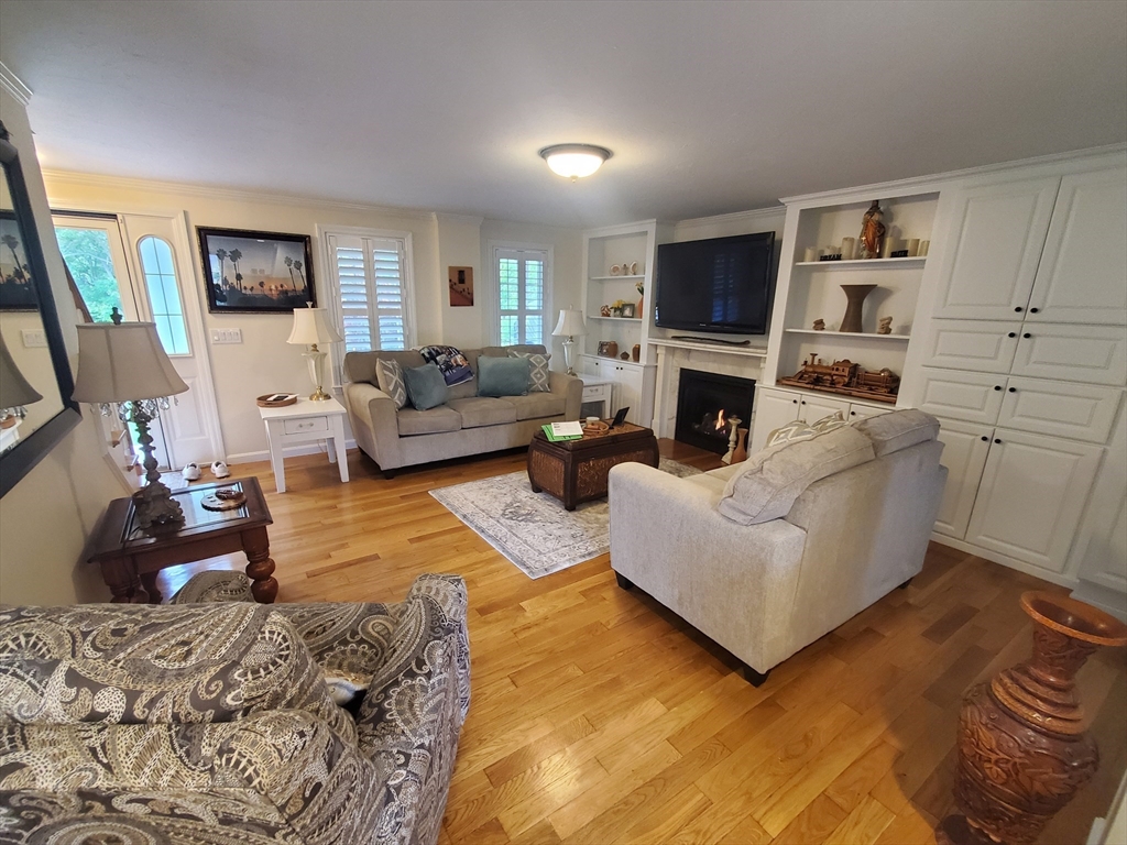 2 Valley Rd, Whitman