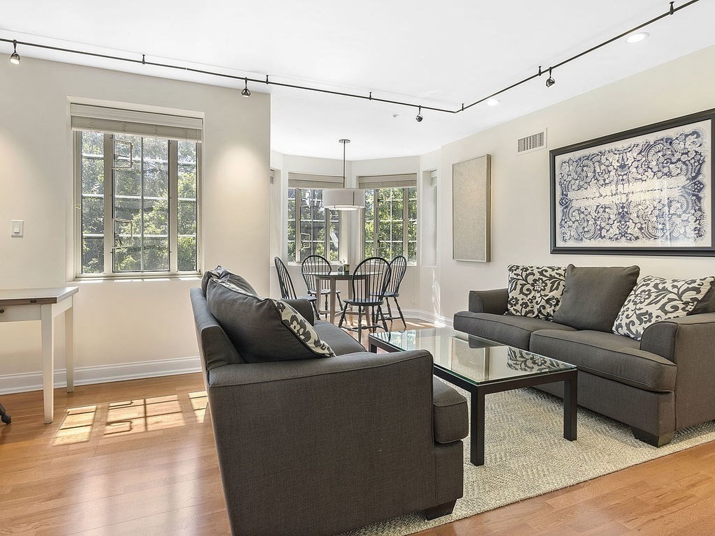 20 Chapel St, Longwood