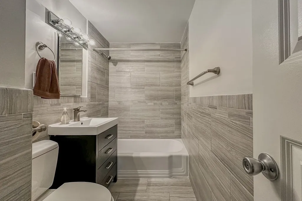 50 Green St, North Brookline