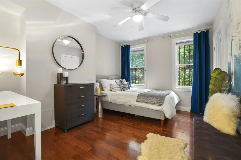 16 Follen St, Back Bay