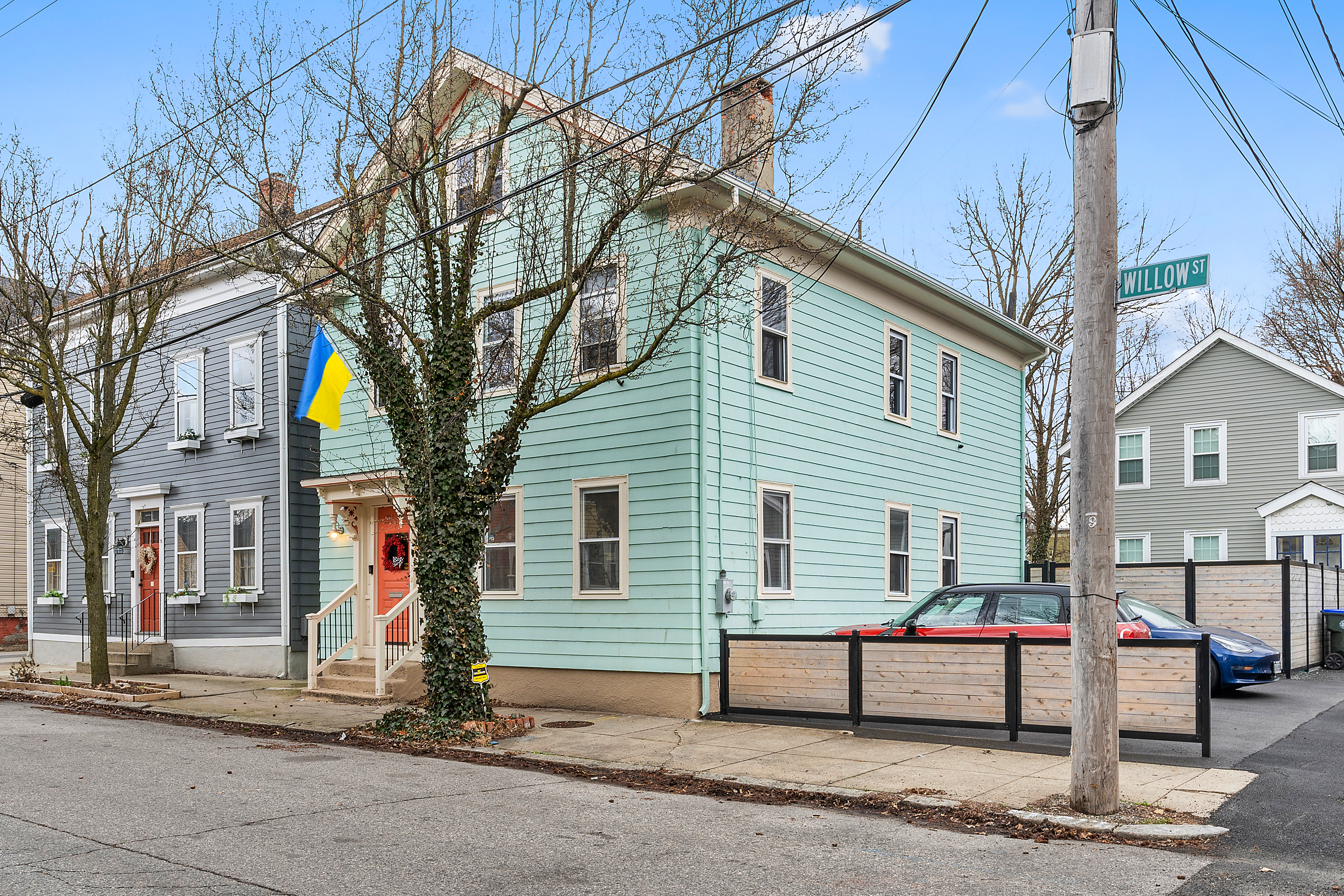 82 Willow St, West End
