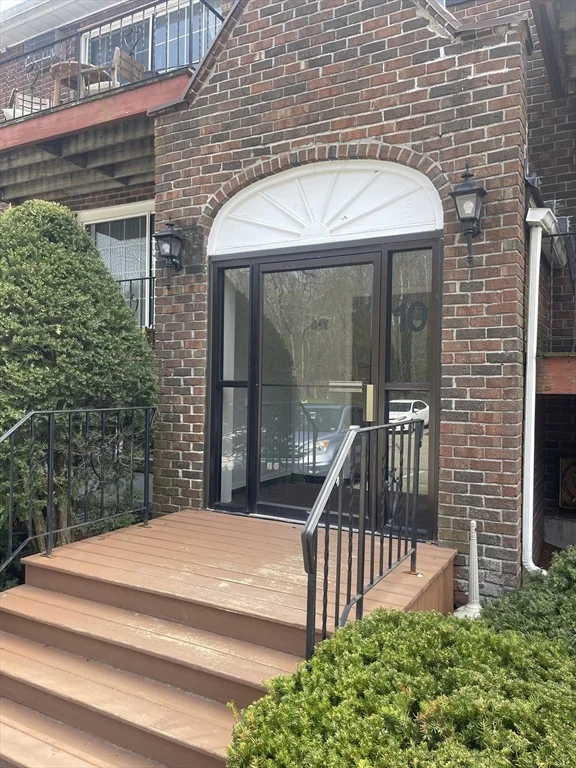 10 Williamsburg Ct, Shrewsbury