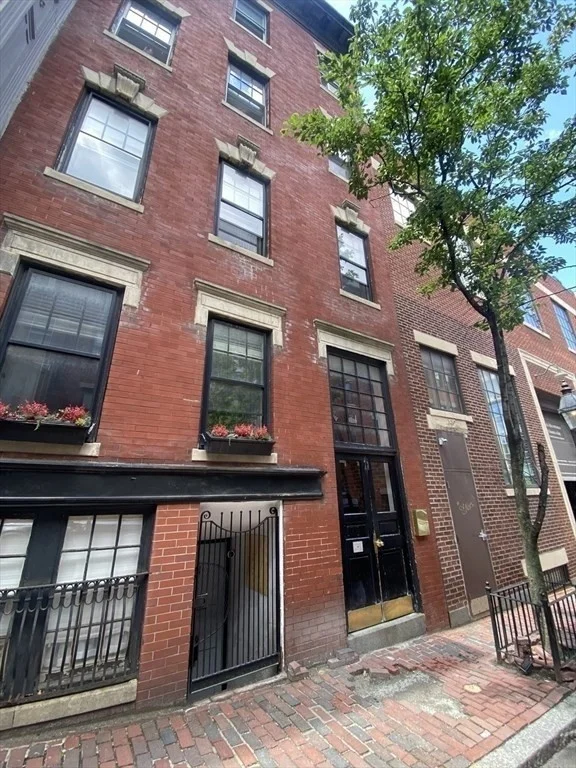 11 Irving St, Beacon Hill