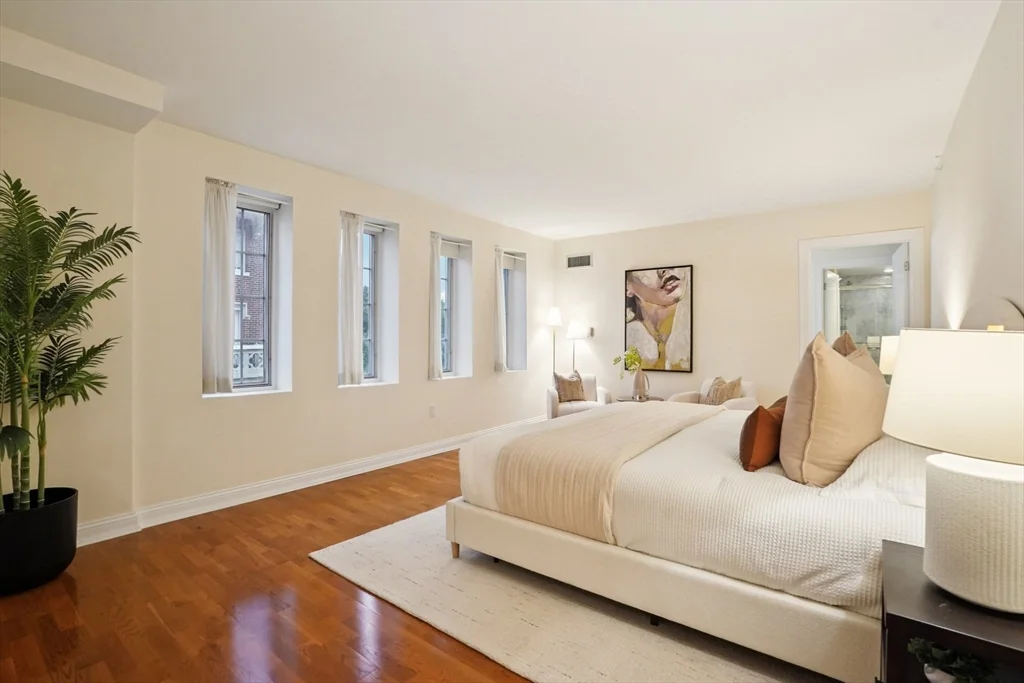 20 Chapel St, Longwood