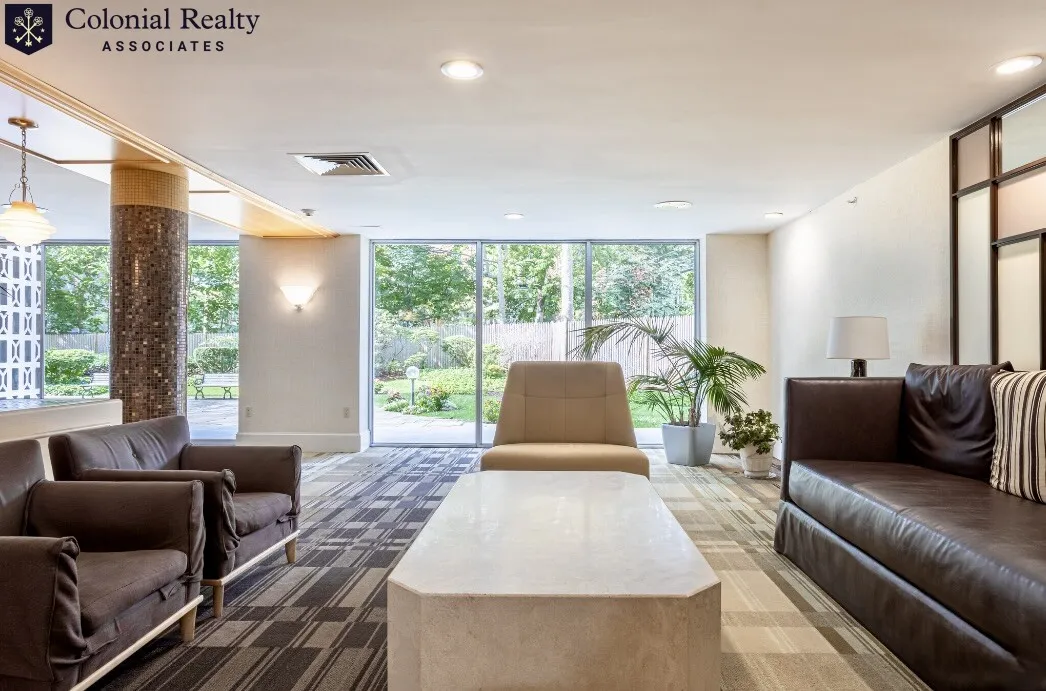 101 Monmouth St, Longwood