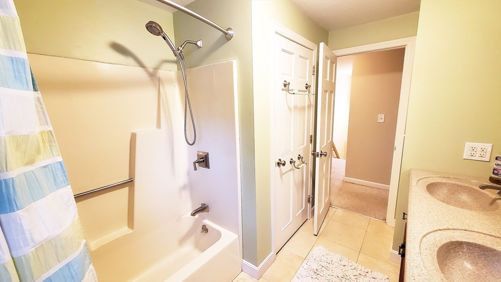 14 Meetinghouse Ln, Millbury